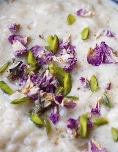 Riz-au-lait-a-la-cardamome-pistaches-et-eau-de-rose