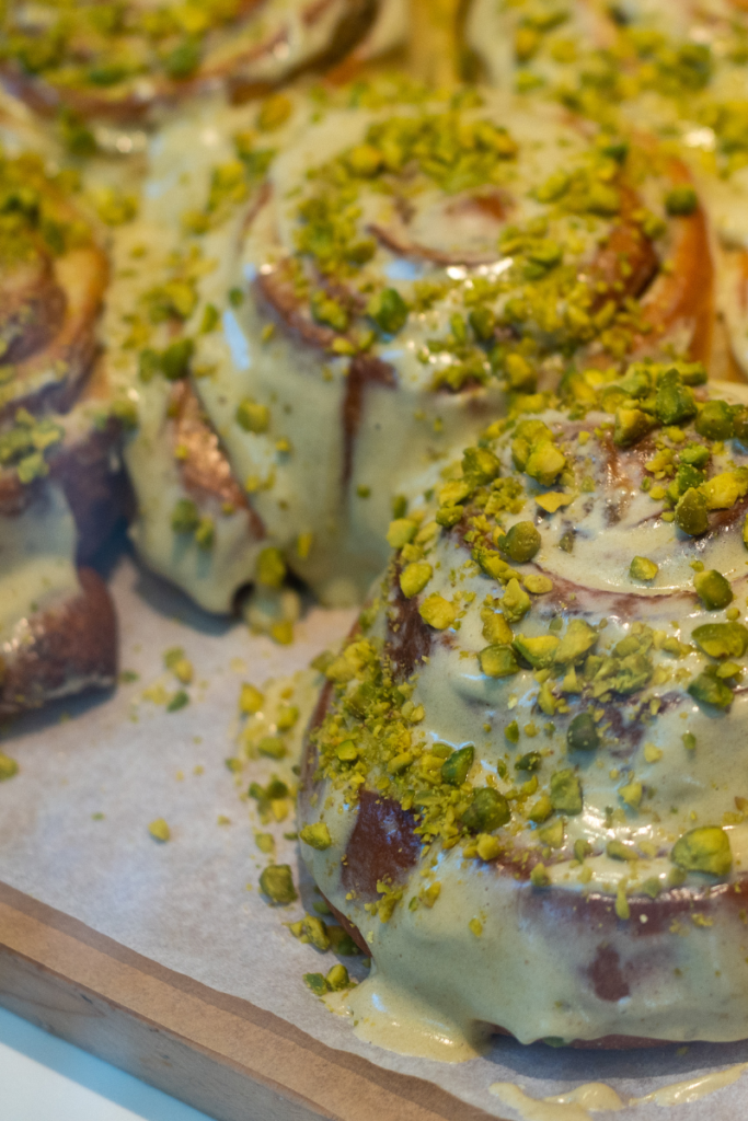 cinnamon rolls topping pistache